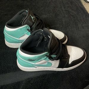 Air jordan 1 Mid “tropical twist” .